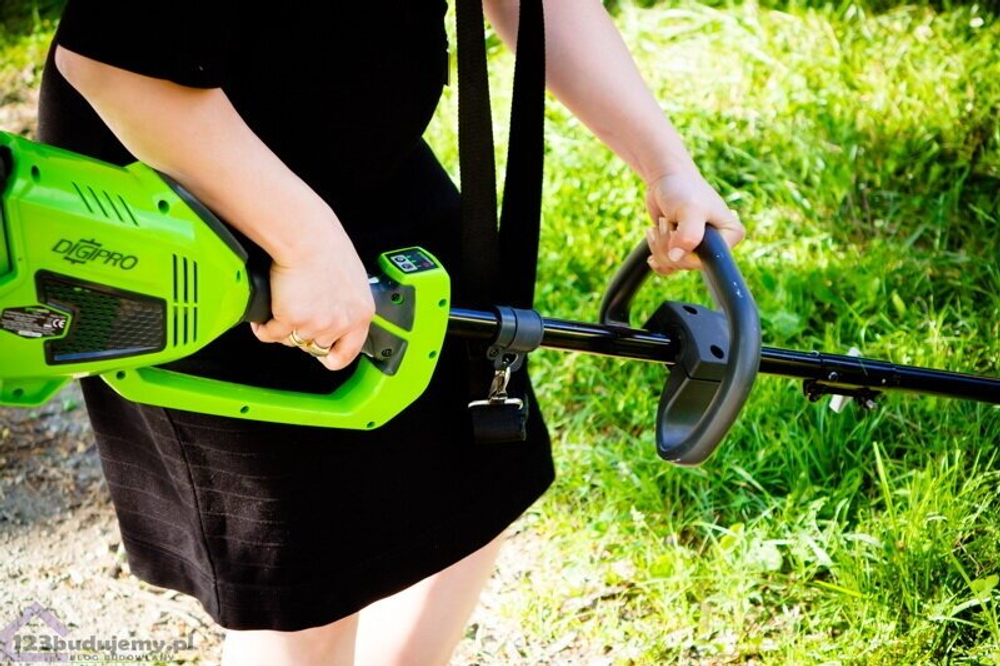 Триммер струнный аккумуляторный GREENWORKS GD40BC, 40В,35см, б/щ, с ножом, с 1АКБ 4Ач и ЗУ  (1301507UB)