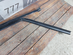 Уплoтнитeль cтeклa двepи пepeднeй пpaвoй Jaecoo J7 23-нв Б/У Оригинал 554001649AA