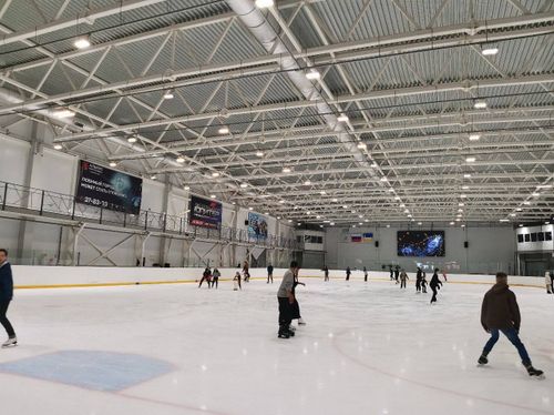 Потолочные светильники для крытых катков