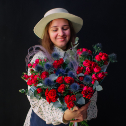 48. Завораживающий дуо-букет с розой и эрингиумом