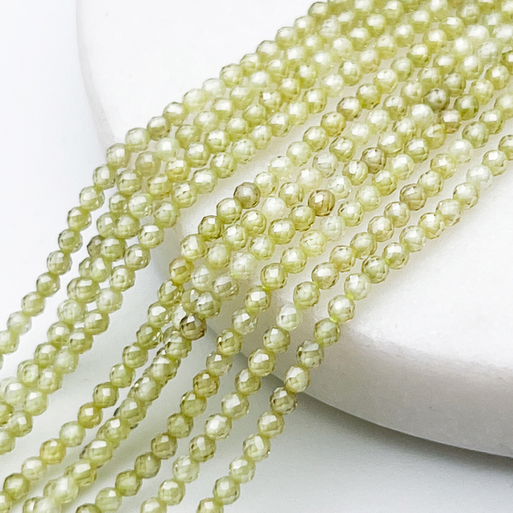 Фианит (кубический цирконий), цвет ярко-салатовый, размер 2 мм, цена за нить около 195 шт (38 см)