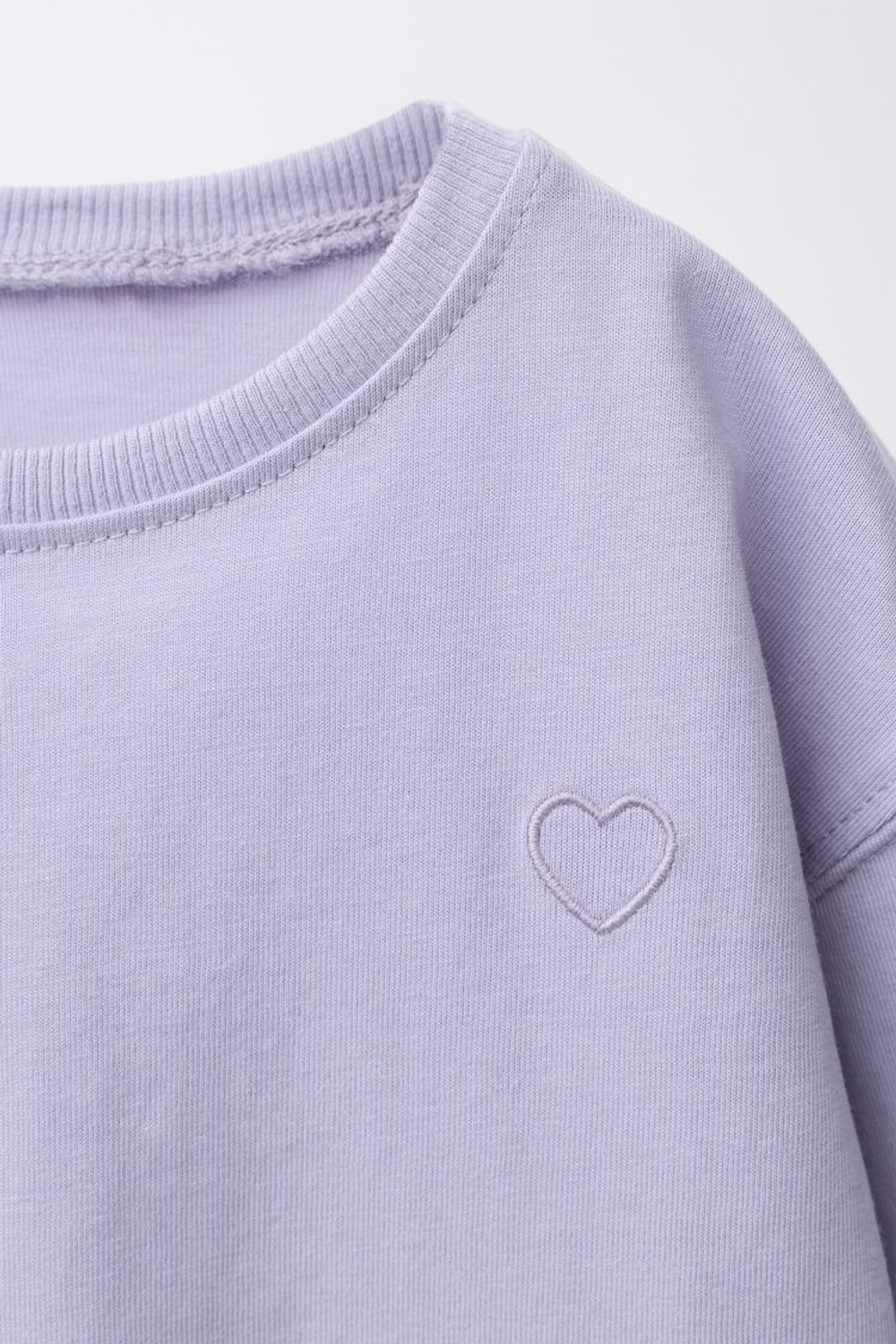 ZARA БАЗОВАЯ ФУТБОЛКА С ВЫШИТЫМ СЕРДЦЕМ, СВЕТЛО-СИРЕНЕВЫЙ