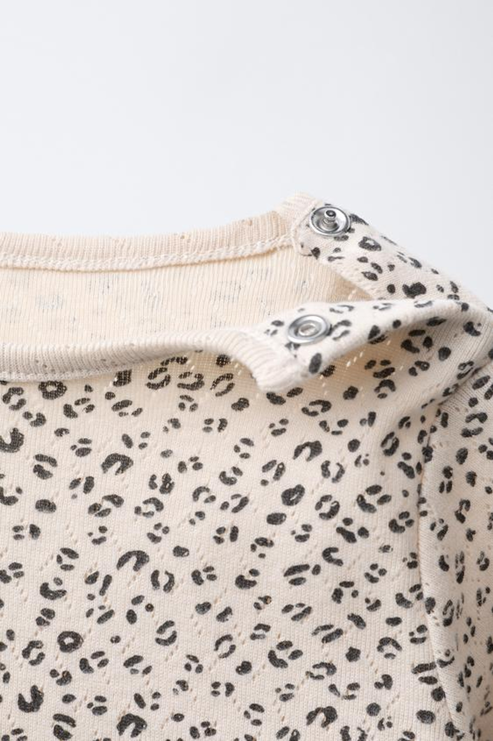 ZARA КОМПЛЕКТ ИЗ ФУТБОЛКИ И ЛЕГИНСОВ ВЯЗКИ POINTELLE С АНИМАЛИСТИЧНЫМ ПРИНТОМ, ЭКРЮ