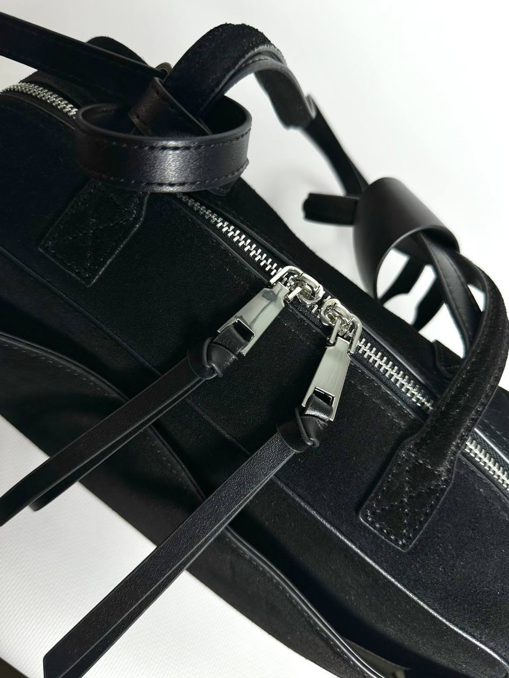 Женская замшевая сумка-багет черного цвета