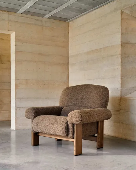 Кресло Cabana из серо-коричневого букле с ножками в отделке под орех