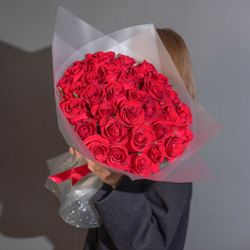 Букет 35 роз Кения 40 см в пленке красные