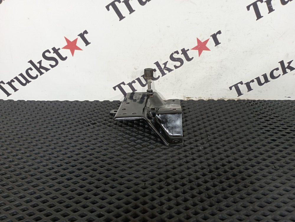 Кронштейн замка капота левый