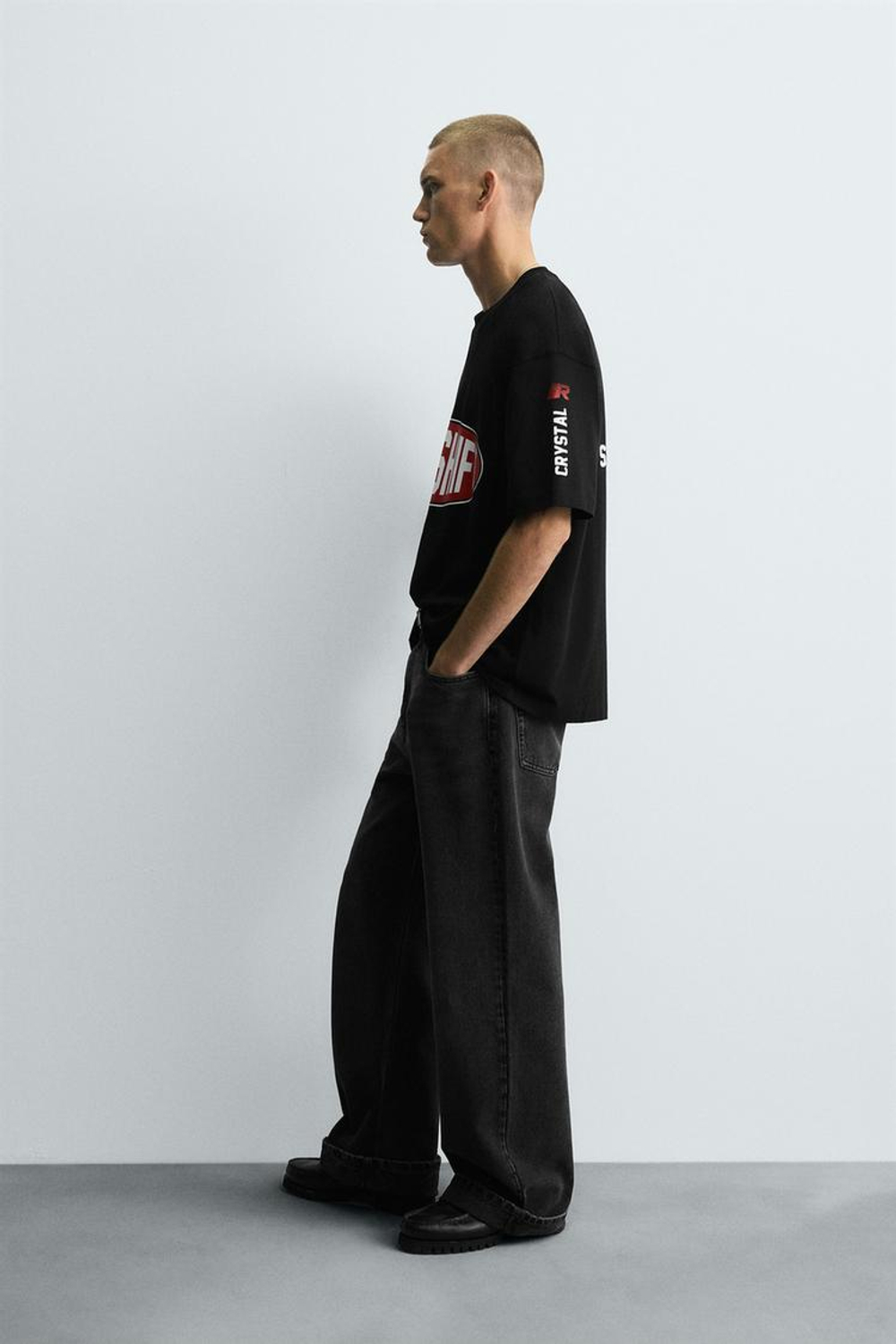 ZARA ФУТБОЛКА С КОНТРАСТНЫМИ ГРАФИЧЕСКИМИ ЭЛЕМЕНТАМИ, ЧЕРНЫЙ