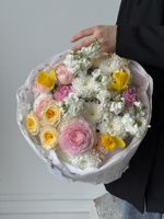 Букет из кустовых пионовидных роз, хризантемы, диантусов, ранункулюсов и маттиолы