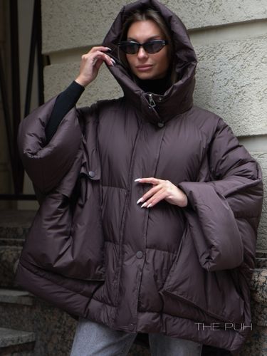 Объемный коричневый пуховик-накидка