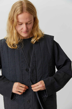 Стеганый жилет на пуговицах из черного вареного хлопка