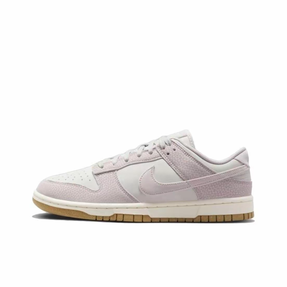 alt="Nike Dunk Low Premium Next Nature Platinum Violet FN6345-001 светло-серые с фиолетовым вид сбоку на белом фоне"