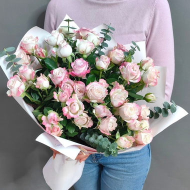 Букет из 7 кустовых пионовидных роз сорта "Angel Bombastic"