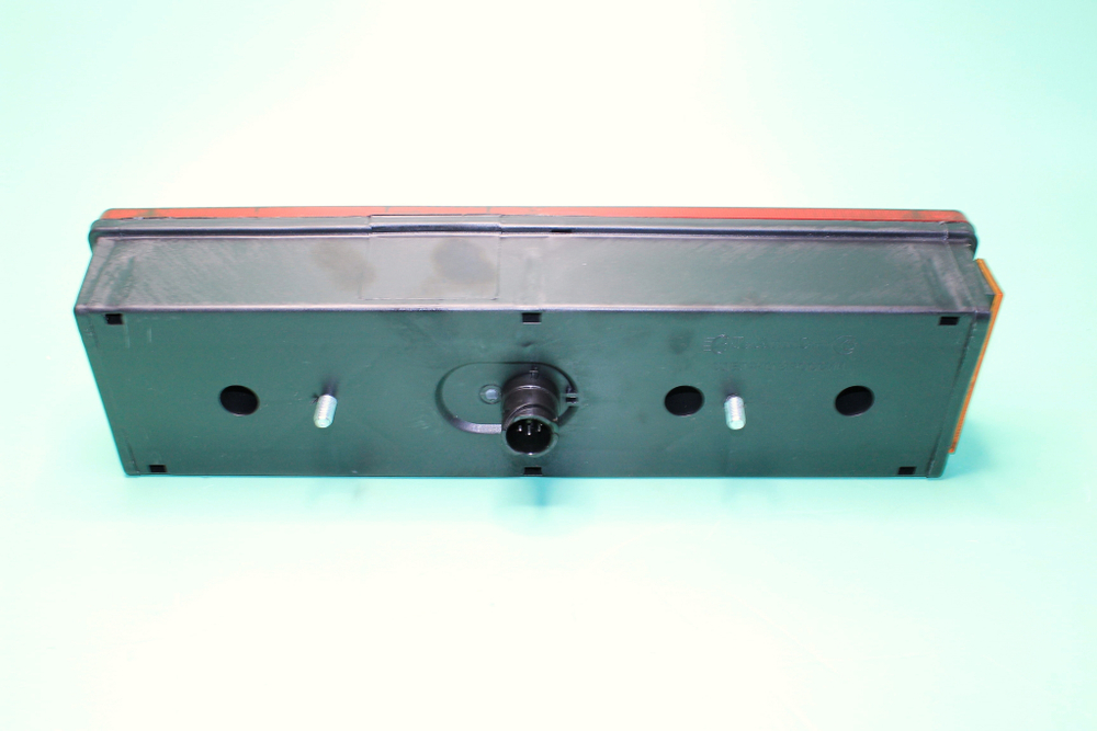 Фонарь задний КамАЗ,МАЗ б/л, байонетный разъём сзади, правый /7462.3716-04/