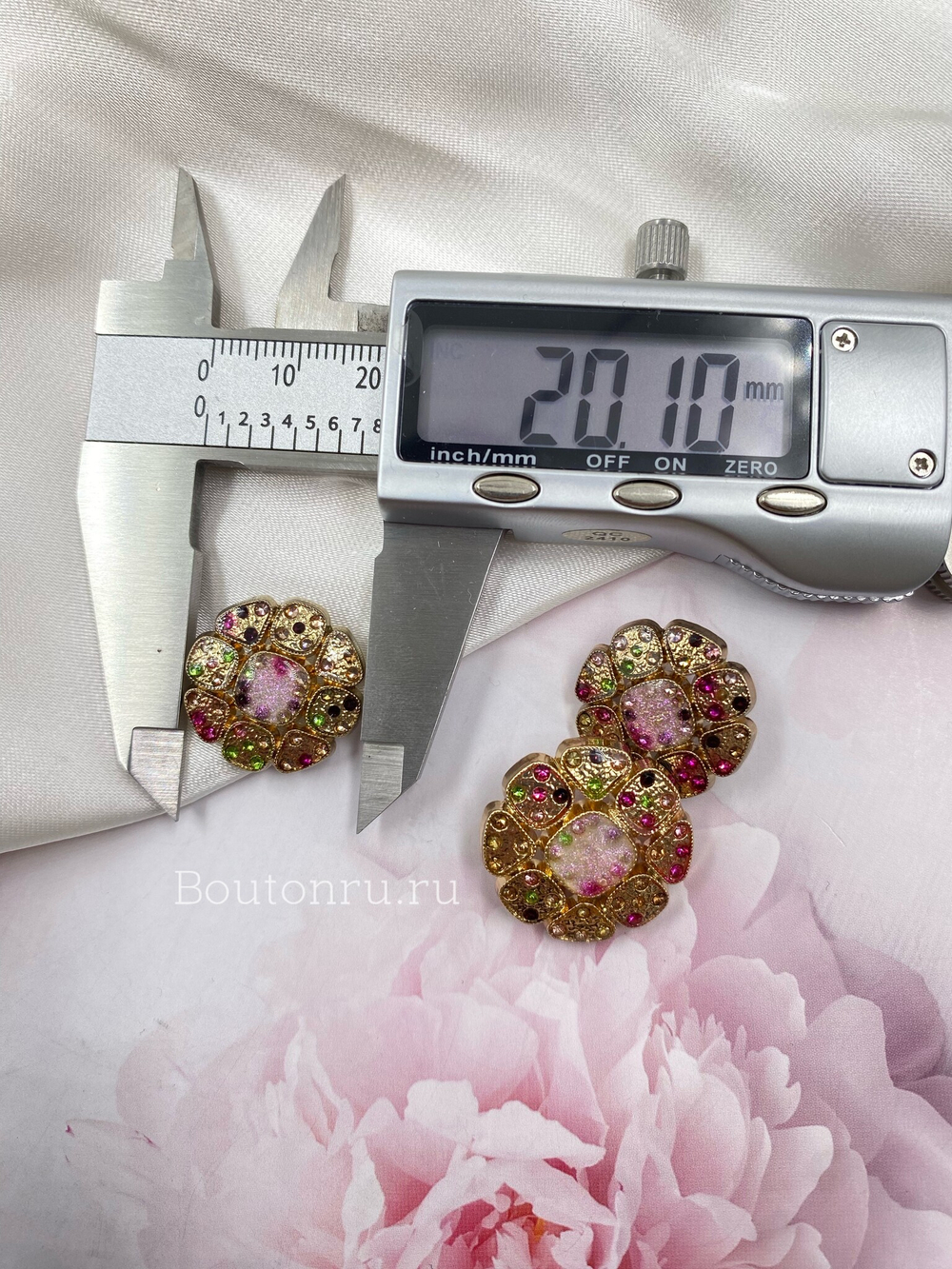 Пуговицы в золотистом металле с разноцветными стразами и розовой эмалью