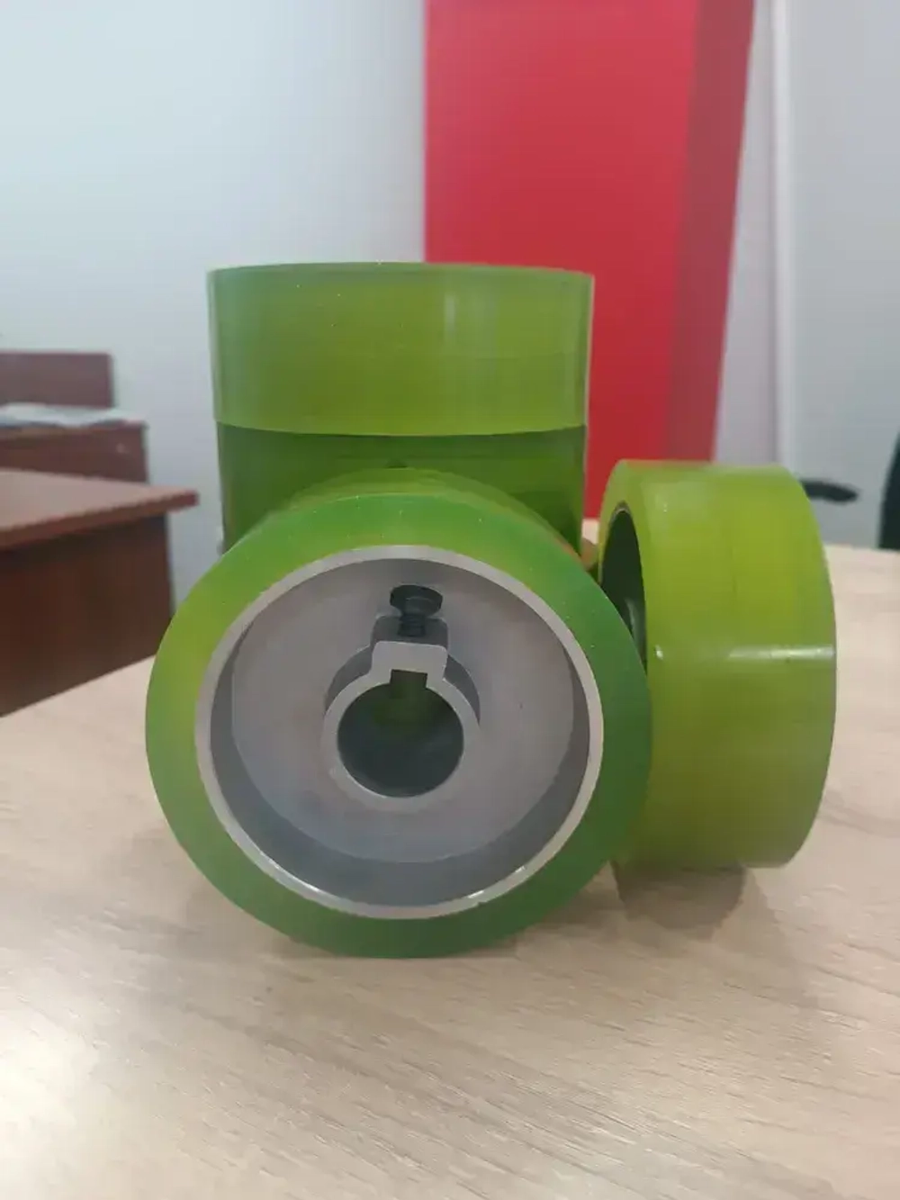 Ролик прижимной полиуретановый для четырехстороннего станка, размер 140х35х50мм (зелёный)