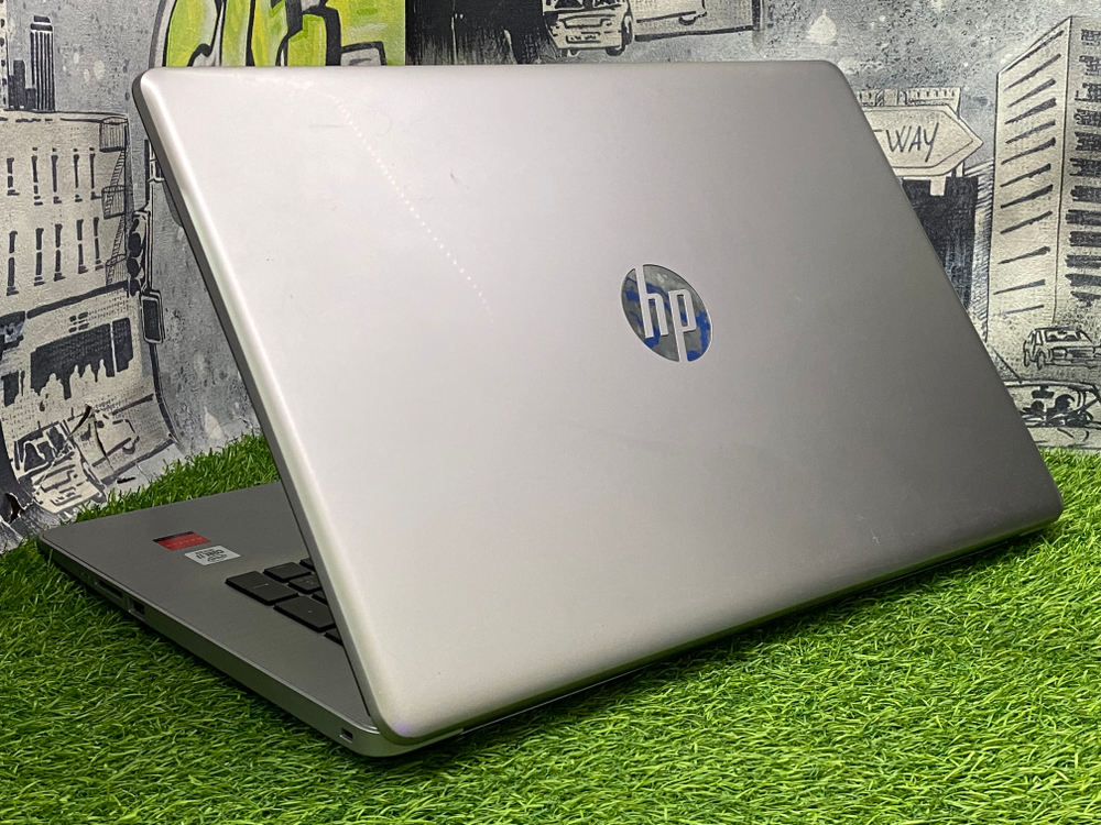 Ноутбук HP 17' i7-10510U/R7 M440/8GB/256GB/ 470 G7[9HP76EA]/Windows 10