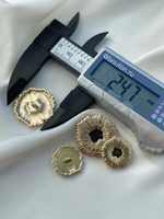 Пуговицы в форме цветка золотые с коричневой серединой