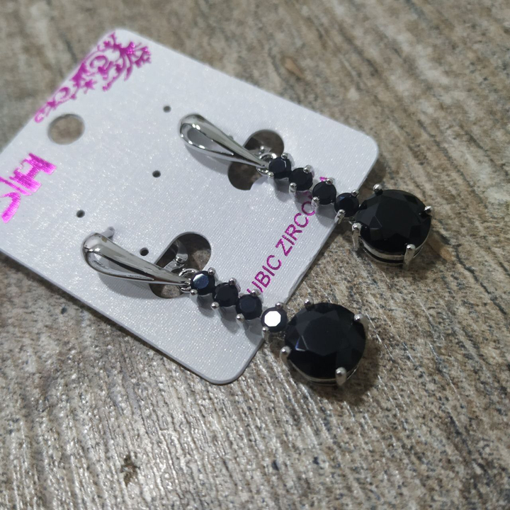 Серьги на англ.заст. Cubic Zirconia подвеска круг 4 кристалла цвет черный металл серебристый