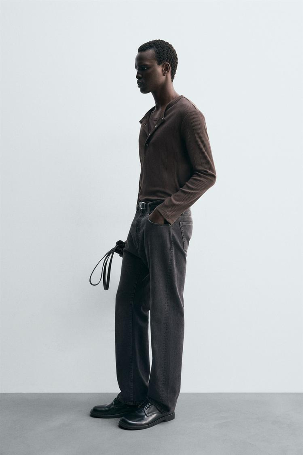 ZARA ФУТБОЛКА ИЗ РЕЛЬЕФНОЙ ТКАНИ С ВОРОТНИКОМ НА КНОПКАХ, ТЕМНО-КОРИЧНЕВЫЙ