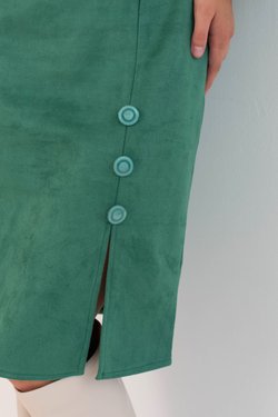 Платье-футляр зеленое из замши