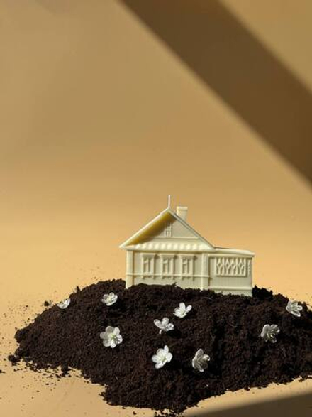 Свеча Деревенский домик в белом цвете