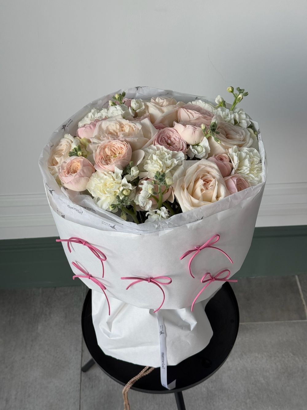 Букет из кустовых пионовидных роз, диантусов, маттиолы и одноголовых роз