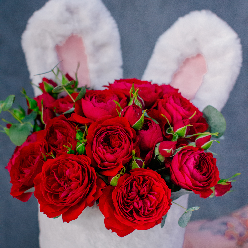 118. Милая композиция с алыми розами в шляпной коробке с ушками