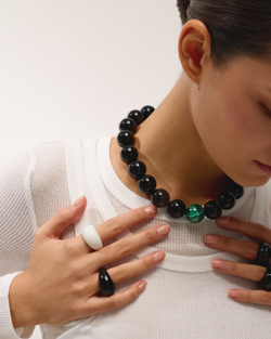 Бусы из черного агата с акцентной бусиной из малахита