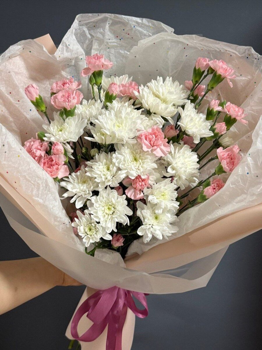 Букет из кустовой Хризантемы и кустовых Диантусов