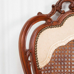 Стул с тисненой золотом кожей