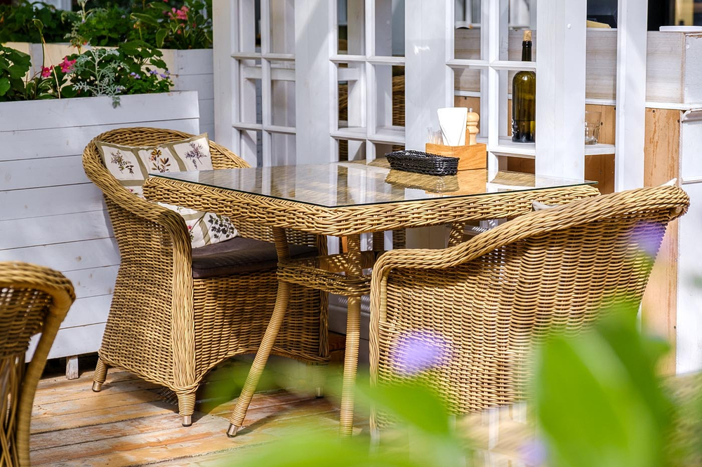 "Равенна" плетеное кресло из искусственного ротанга, цвет соломенный с серой подушкой