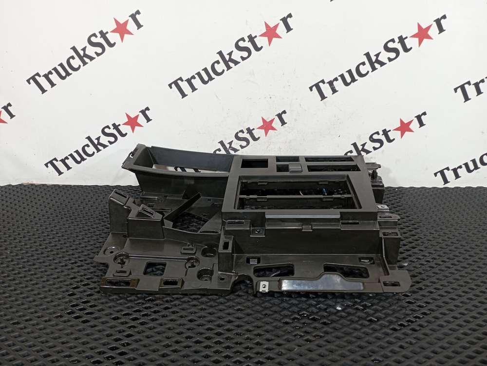 Панель торпедо центральная 2017г.