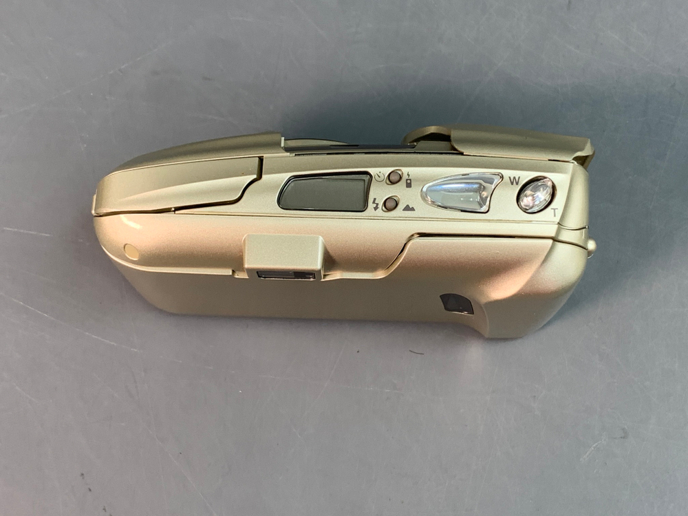 Olympus MJU-II Zoom 80, крышка легко ходит