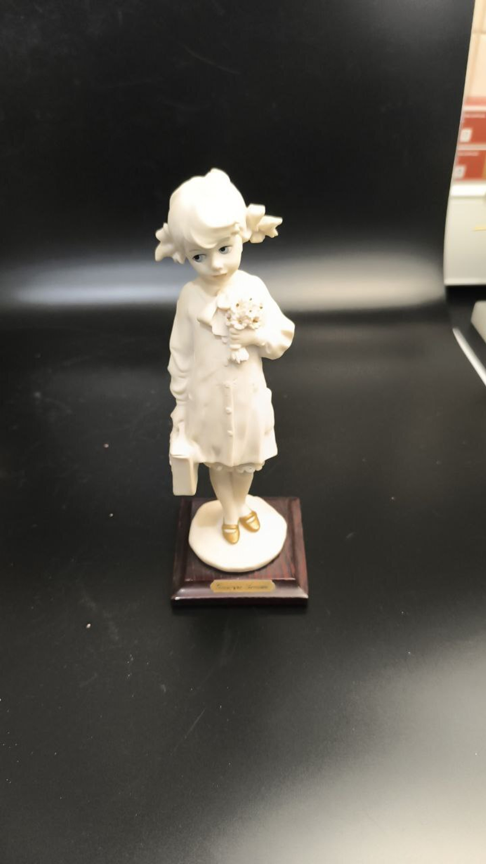 Статуэтка девочка с портфелем и цветами. Capodimonte