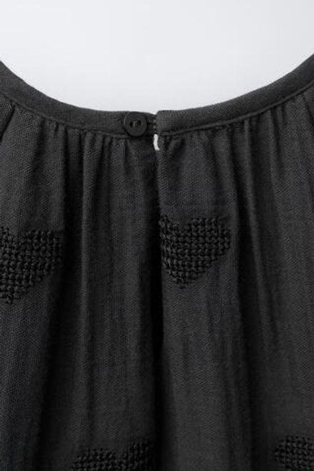 ZARA ПЛАТЬЕ С ВЫШИВКОЙ «СЕРДЕЧКИ», МЯГКИЙ СЕРЫЙ