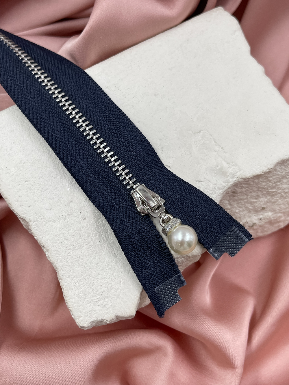 Молния темно-синяя с жемчугом серебро