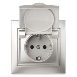 Розетка Intro Plano 1-203-03 с заземлением 2P+E Schuko с крышкой, 16А-250В, IP20, СУ, алюминий | Intro Plano Алюминий