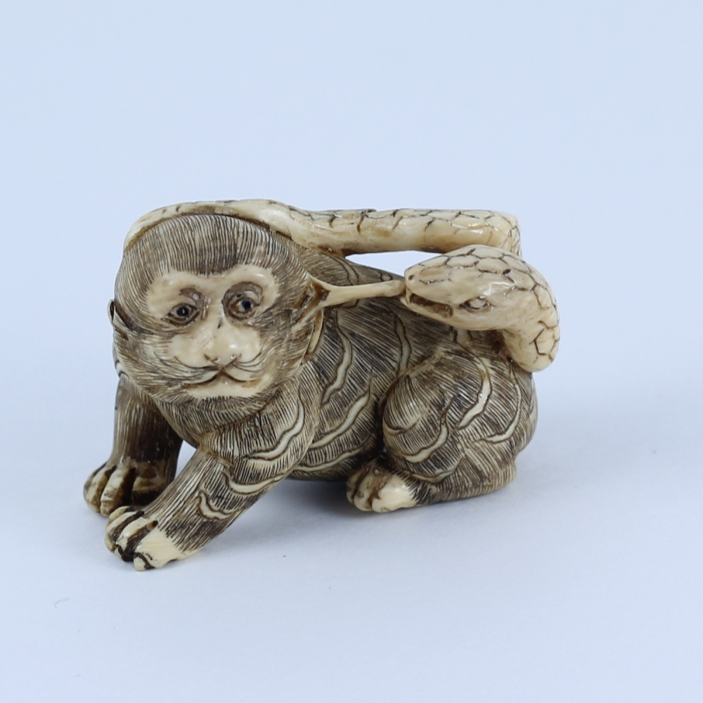 Нэцкэ Обезьяна и змея (мамонт)