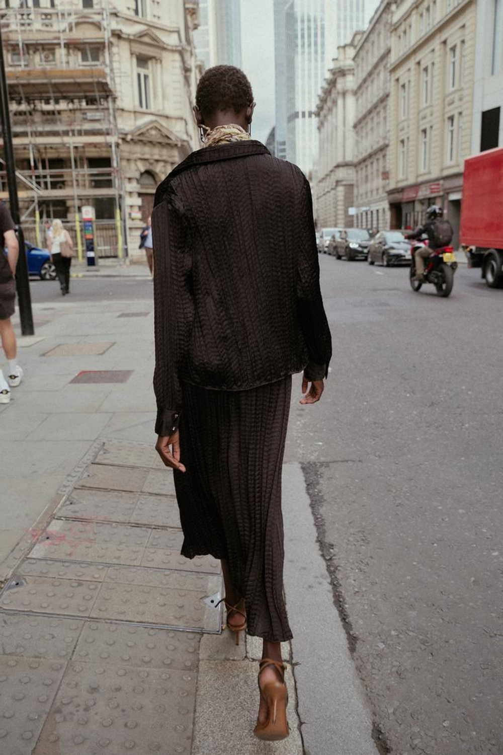 ZARA АТЛАСНАЯ РУБАШКА ОВЕРСАЙЗ С ЖАТЫМ ЭФФЕКТОМ, КОРИЧНЕВЫЙ