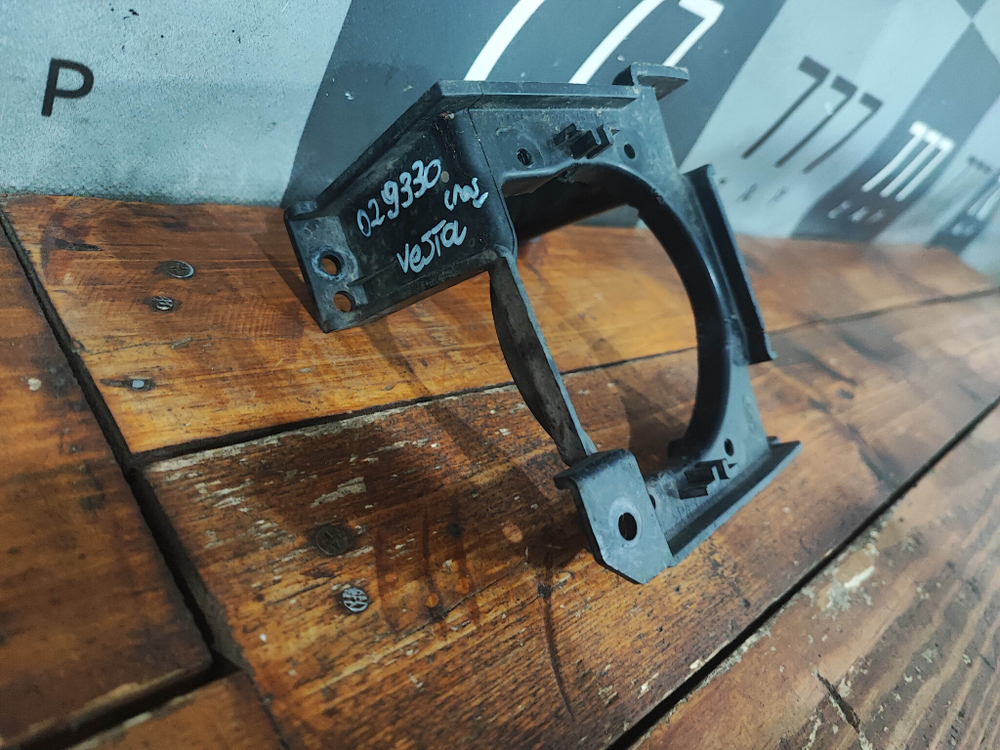 Кронштейн ПТФ правый Lada Vesta Cross 15-нв Б/У Оригинал 8450033260