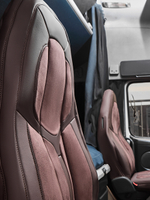 Чехлы Люкс VOLVO FH-13 после 2018 года: водитель от сиденья, пассажир от стойки кабины (один вырез под ремень) (экокожа, коричневый, коричневая вставка)