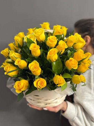 Корзина с 51 желтой розой (Кения 40 см)