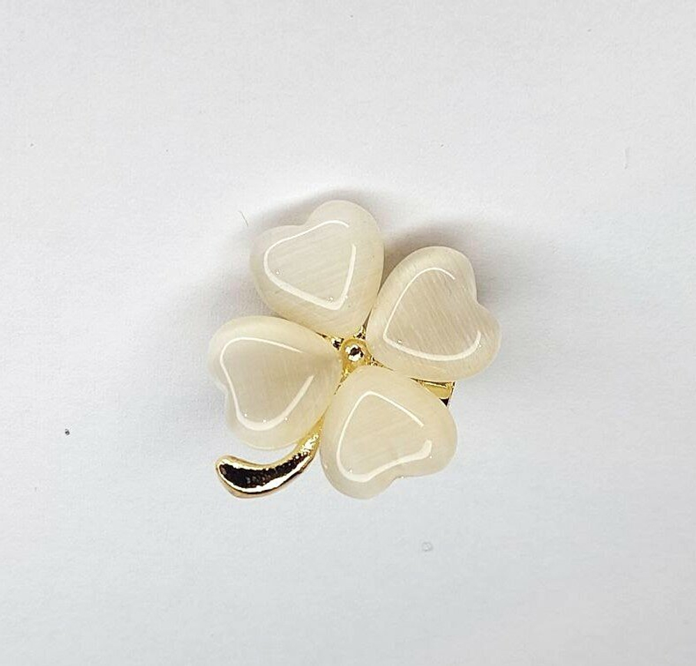 Брошка "Четырехлистный клевер".  Символ удачи. Оберег от сглаза. Цвет белый. Желтый