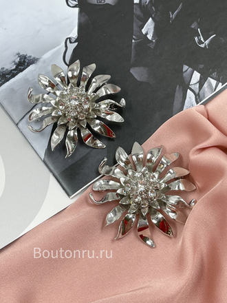Брошь цветок серебристая со стразами