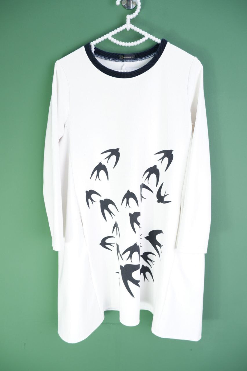 Платье лаконичного кроя с принтом 42-44 размер