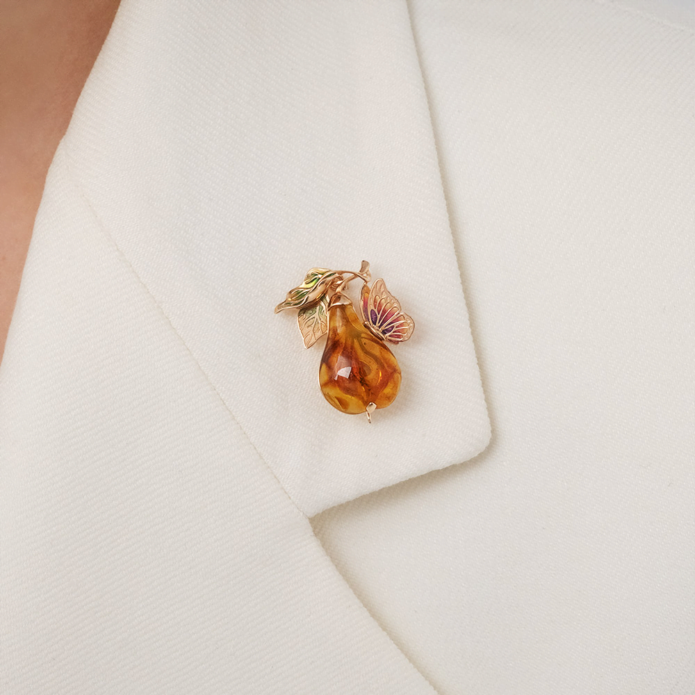 Брошь «Груша» из красного золота с янтарём и эмалью