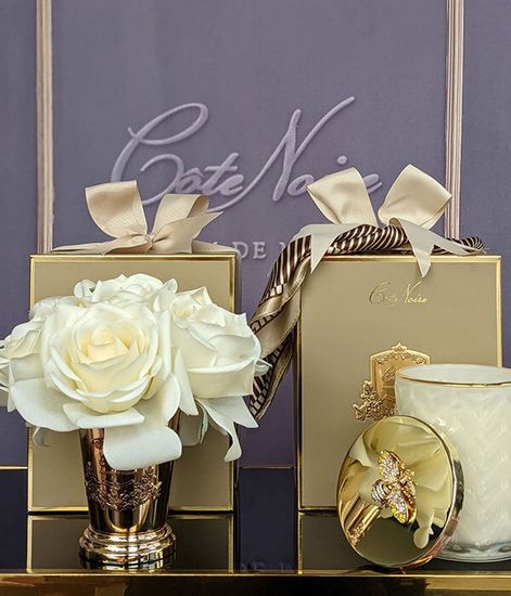 Большая ванильная свеча "ёлочка" с золотой пчелой и платком, Cote Noire