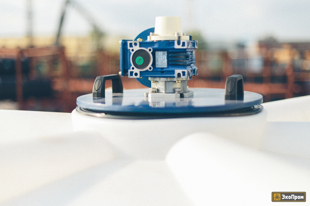 Емкость пищевая в обрешетке ЭкоПром ФМ с лопастной мешалкой 2000 л. конусная (126x126x311см;белый) - арт.555703