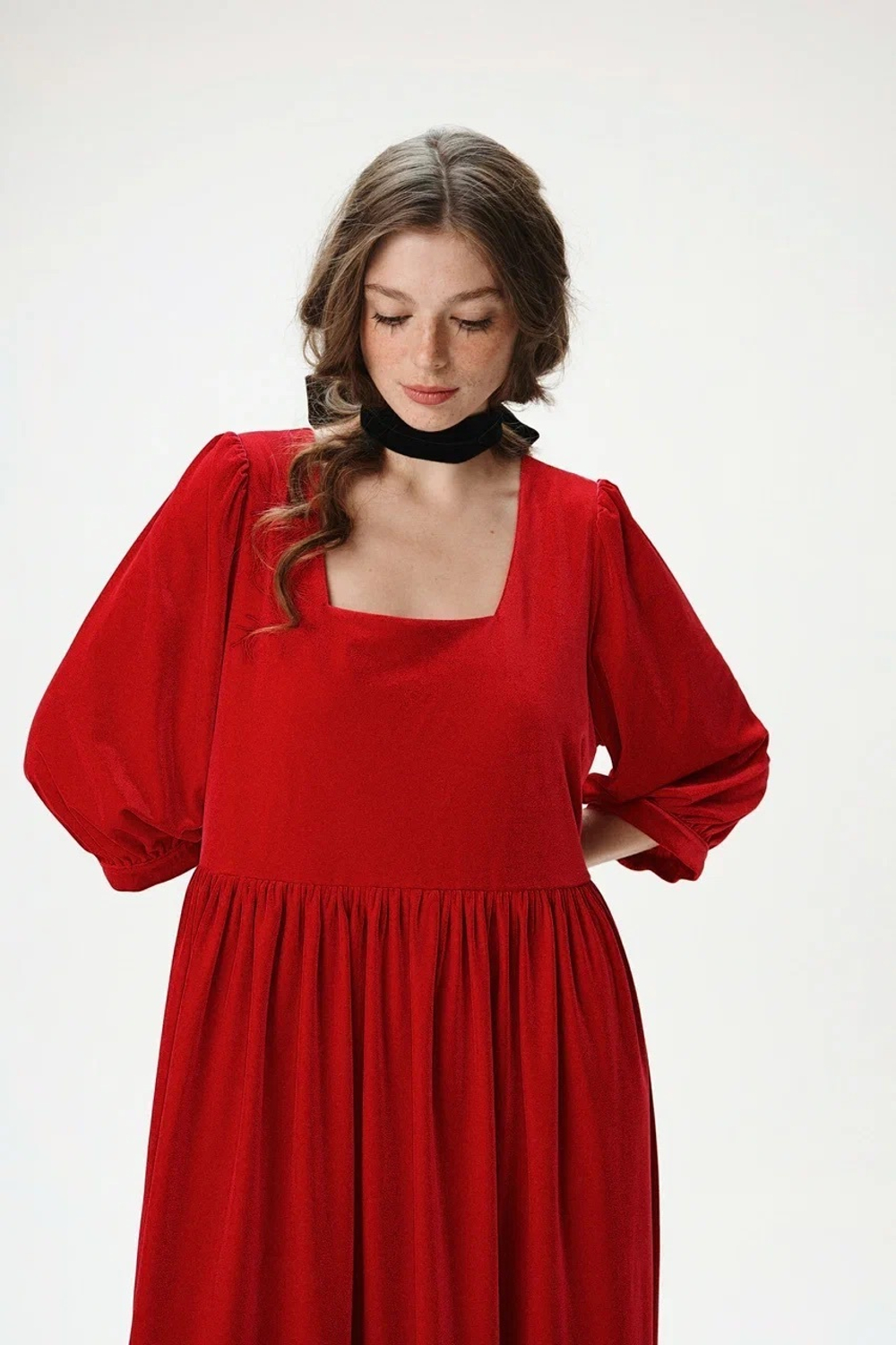 Платье с квадратным вырезом и рукавами-фонариками из бархата "Заветное желание"